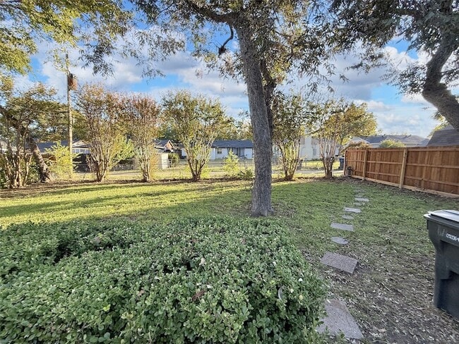 Building Photo - 822 Bandera Ln