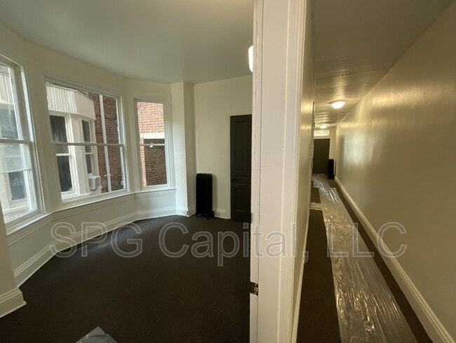 Building Photo - 1042 W Market St