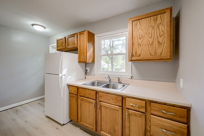 Building Photo - 2 Bedroom With Oversized Garage & Prime Location Near 90th & Blondo!!
