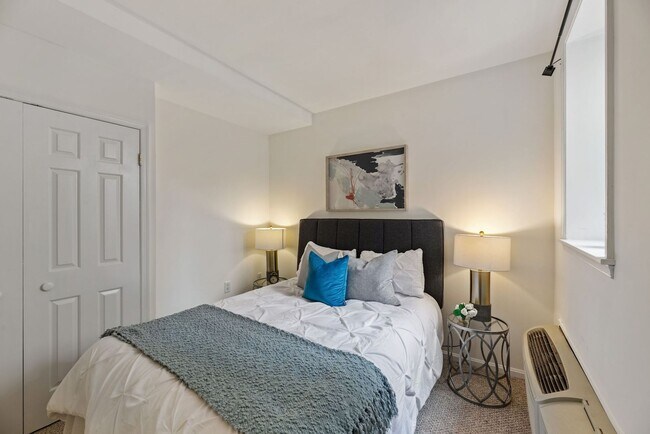 Building Photo - Kalorama Two Bedroom Duplex on Quiet Street! Private Patio/Decorative Fireplace & More!