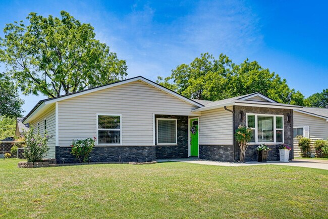 Building Photo - 1708 Kent Dr