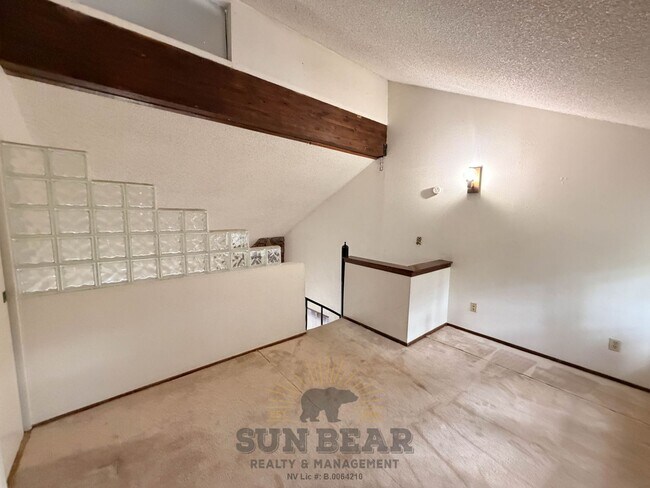 Building Photo - 3 Bedroom, 2.5 bath condo - Central Incline!  Being Painted!