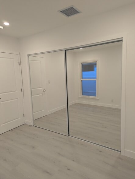 Building Photo - 1906 N Hollywood Way