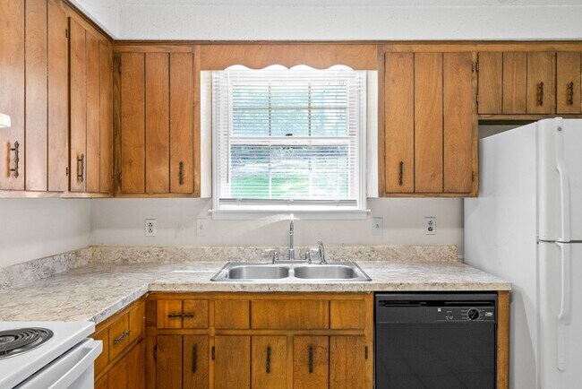 Building Photo - 3 Bedroom Home For Rent Near Downtown Clar...
