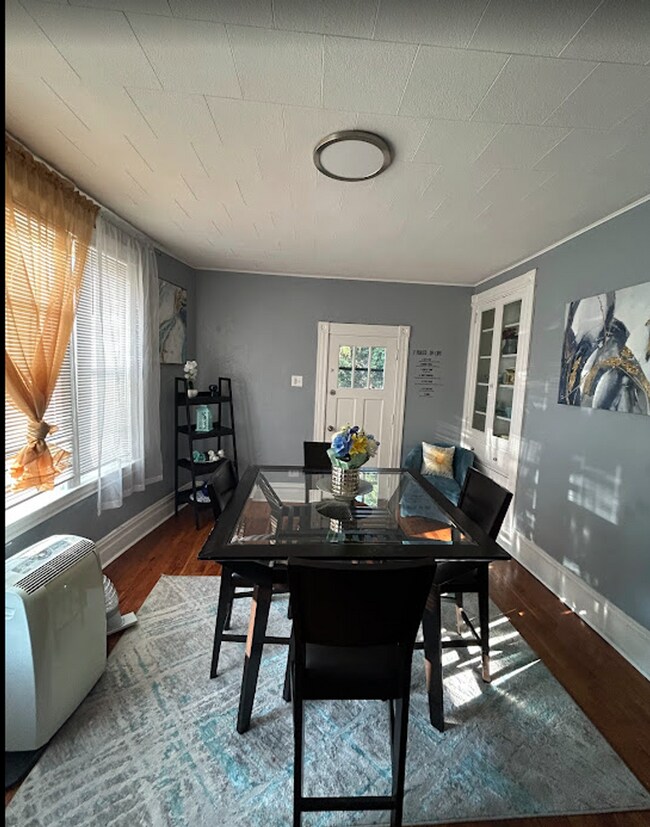 Building Photo - 2201 Beaver-Rooms