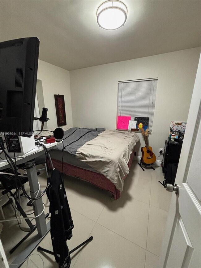 Building Photo - 1815 NE 175th St