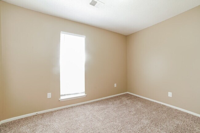 Building Photo - 10674 Oak Leaf Dr