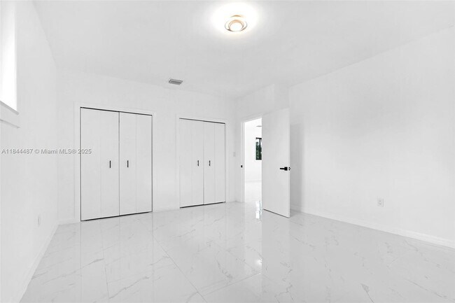 Building Photo - 972 SW 44th Ave