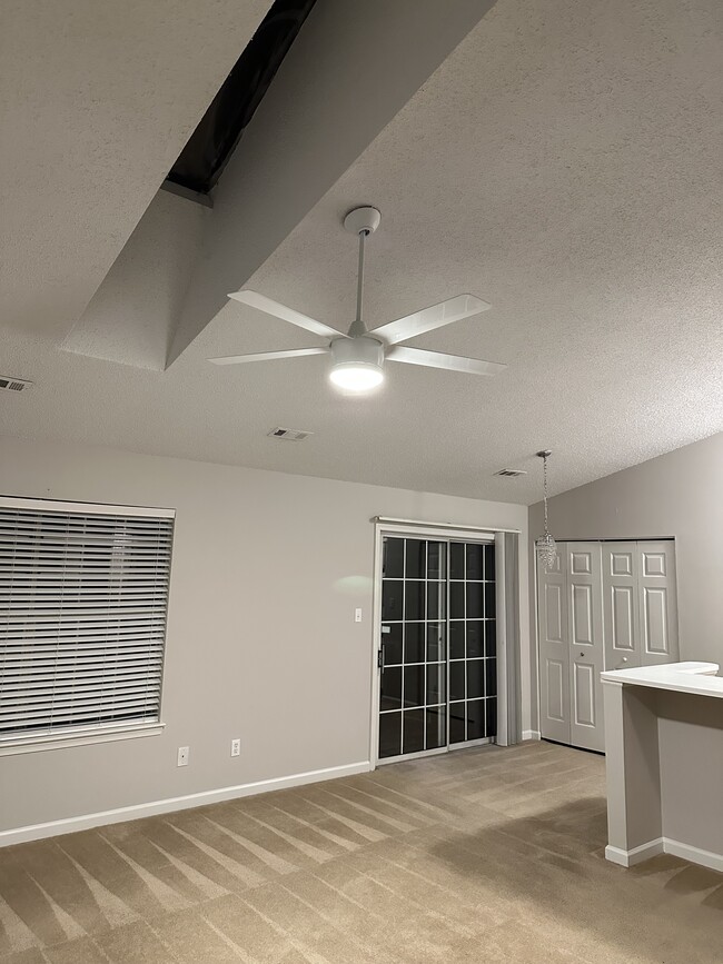 Building Photo - 220 Lantana Ln