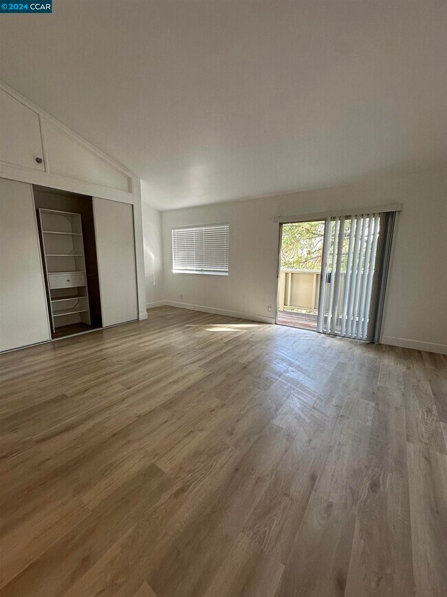 Building Photo - 1700 Siskiyou Dr