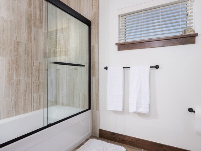 Building Photo - Seasonal Finished 2 BR 2.5 Bath with attac...
