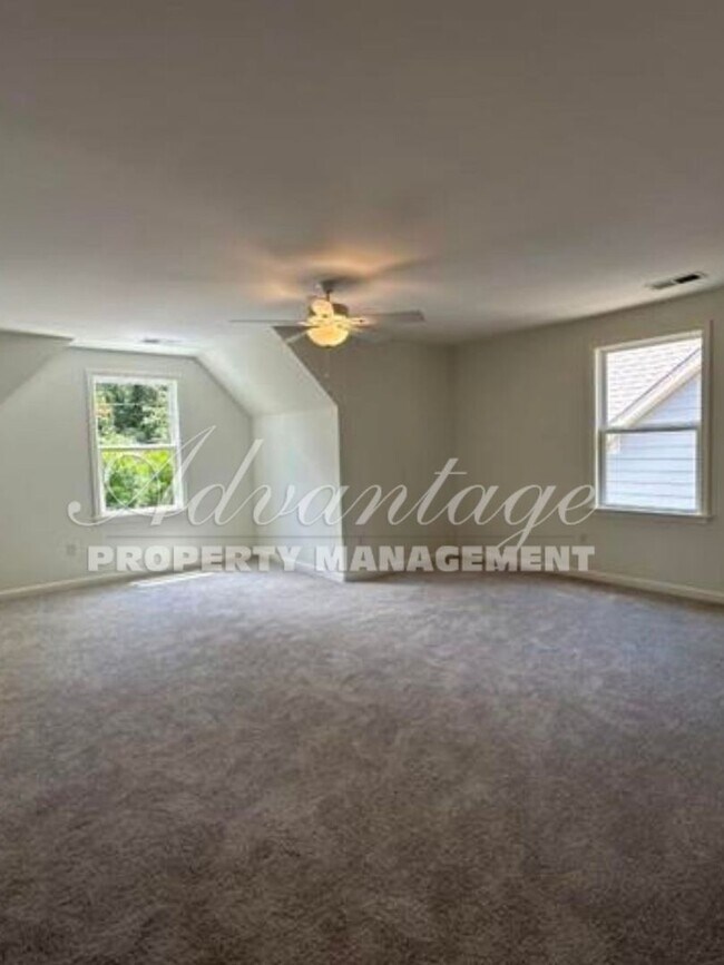 Building Photo - Gorgeous Updated Home For Rent in U of M a...