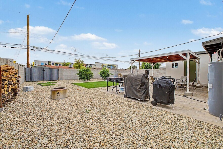 Building Photo - 2025 E Howe Ave