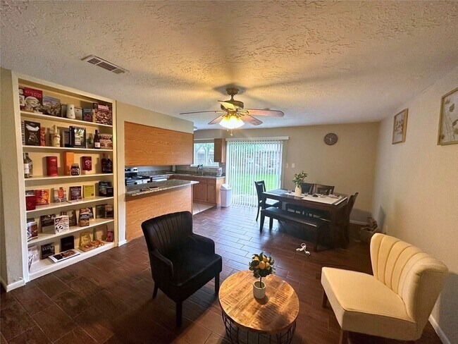 Building Photo - 9939 Valley Park Dr