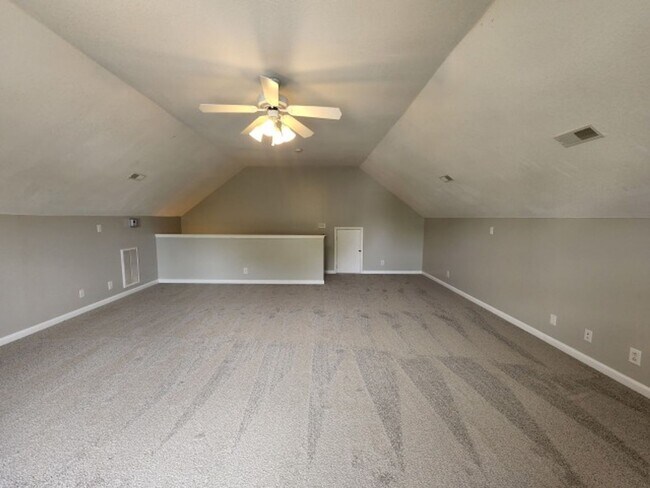 Building Photo - $1850 3 Beds 2.5 Bath + Bonus Room & Storm...