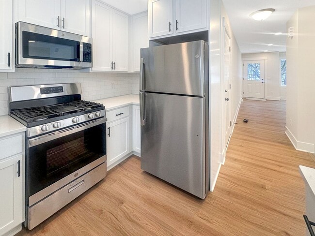 Building Photo - 858 Houseman Ave NE