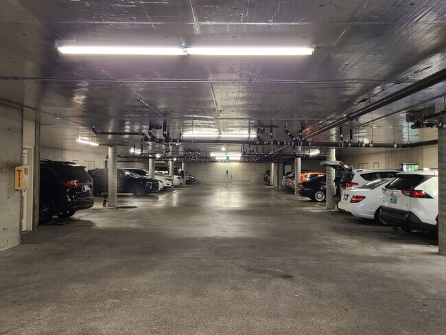 Building Photo - 2Bd/2Ba Spacious Bellevue Condo - W/S/G & ...