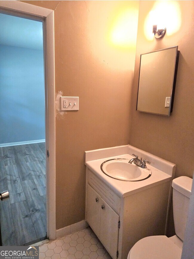 Building Photo - 5690 Deerfield Ct