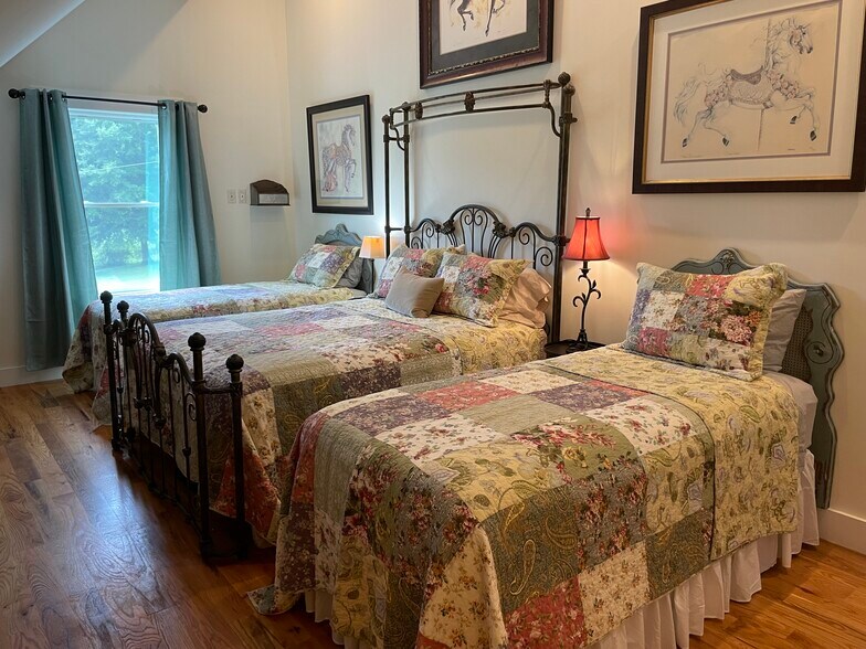 2nd bedroom with Queen and 2 Twin beds - 274 Little River Campground Rd