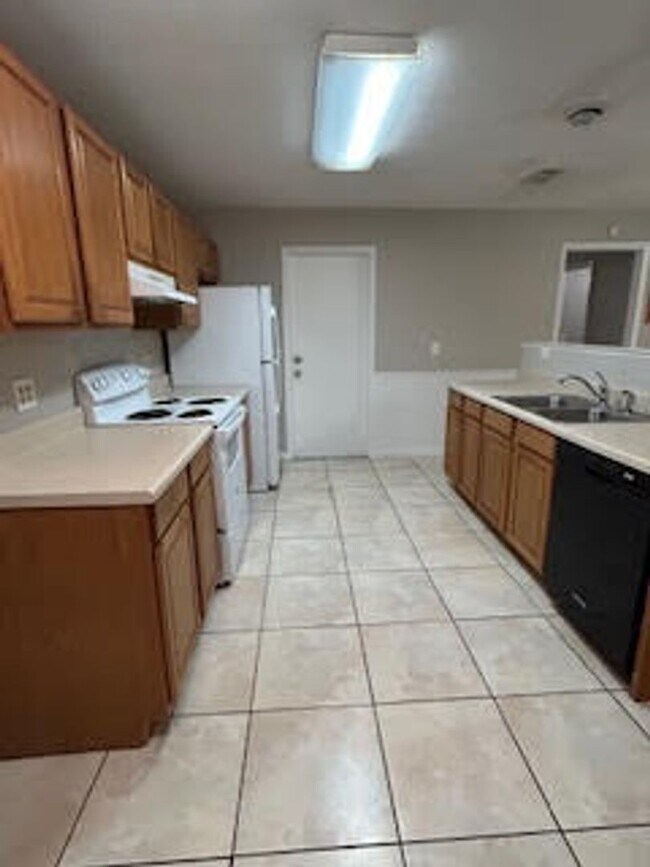 Building Photo - Nice 3/2/2 Home with fenced yard in Lecanto