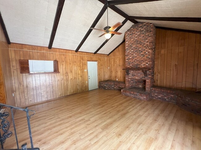 Building Photo - 4 bedroom, 2 bathroom home located in Bato...