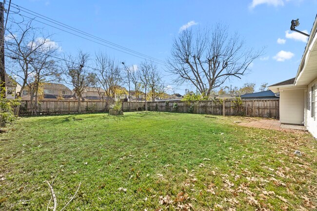 Building Photo - 6711 Schiller St