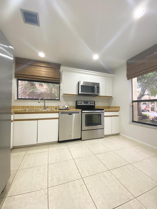 Building Photo - 5859 Fox Hollow Dr
