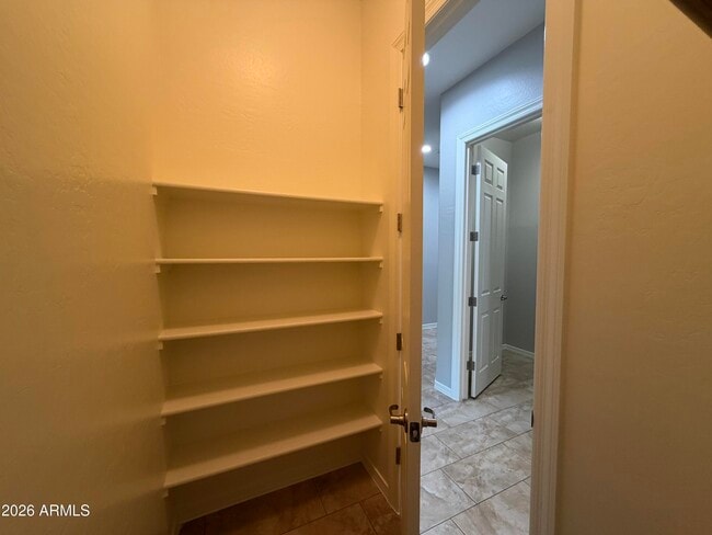 Building Photo - 2417 E Iris Dr