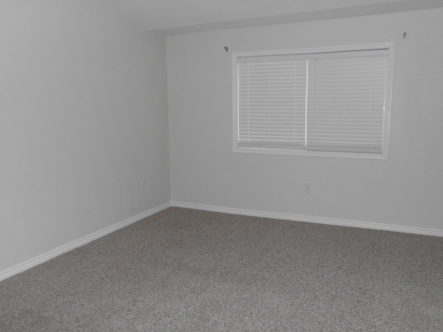 Building Photo - Spacious Townhome