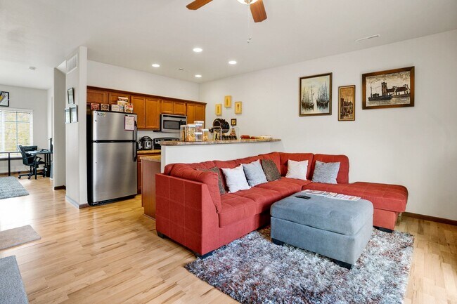 Building Photo - Luxury Iowa City townhouse close to UIHC and Kinnick