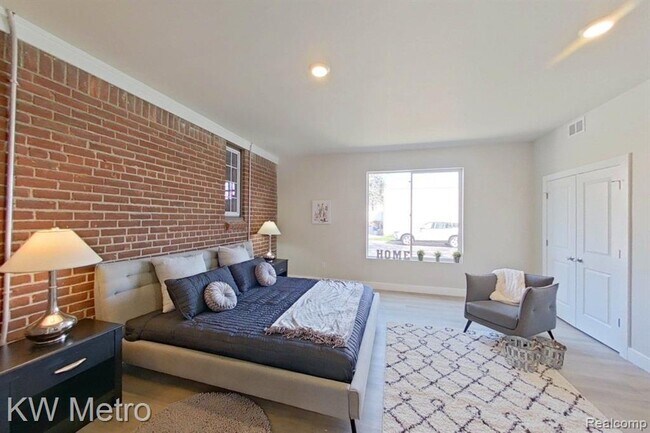 Building Photo - 695 Livernois St