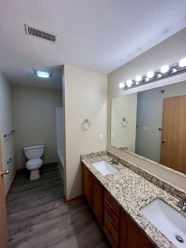 Building Photo - Condo For Rent!