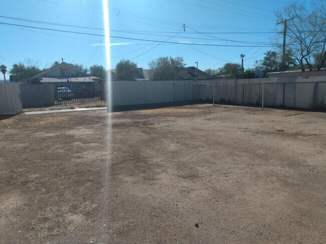 Building Photo - 1327 E Pierce St