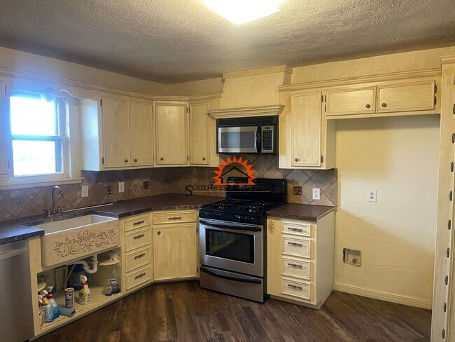 Building Photo - Charming Country home. 2 bed 1 bath