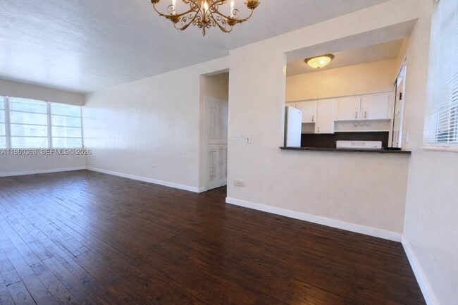 Building Photo - 4710 Pine Tree Dr