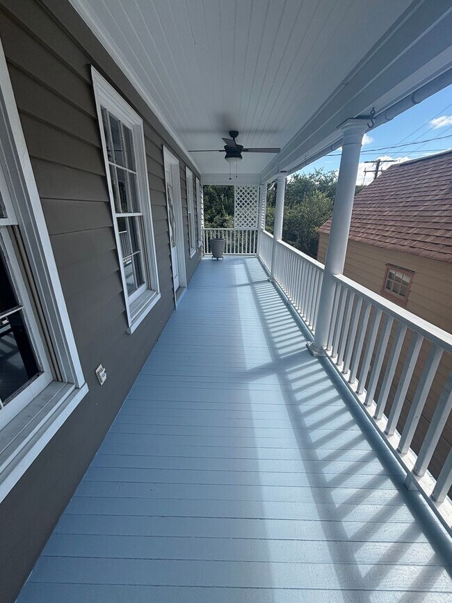 Building Photo - 2 Bedroom 2.5 Bathroom in The Charleston P...