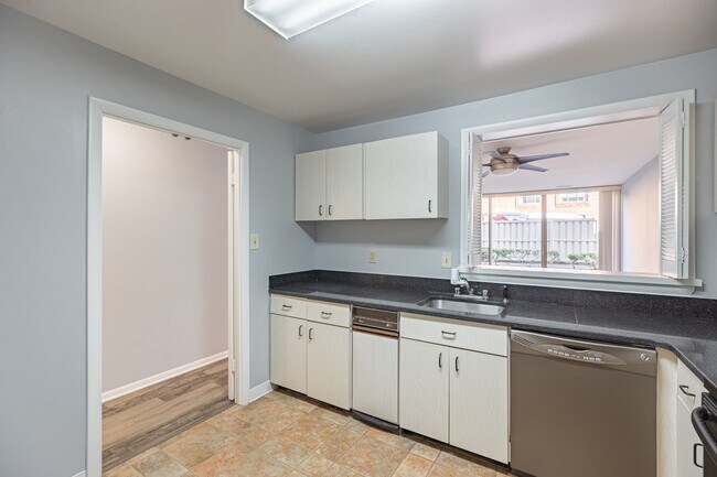 Building Photo - Beautiful 2-bedroom, 1.5-bath