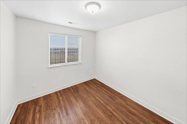 Building Photo - 1045 W Sanetta St