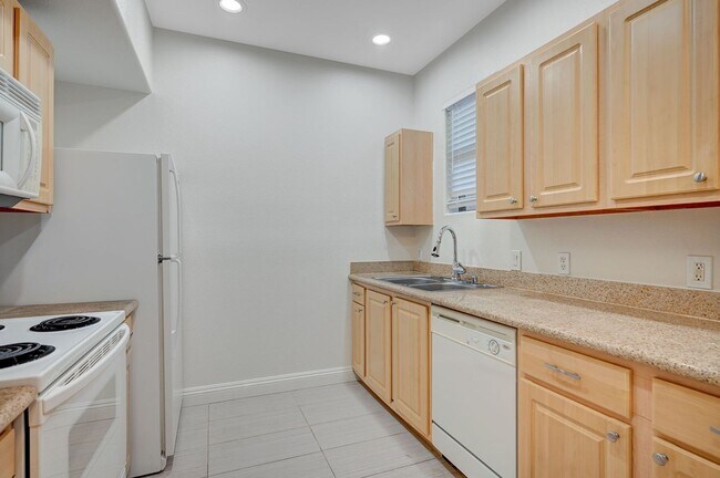 Building Photo - Stunning first floor condo with new wood floor!