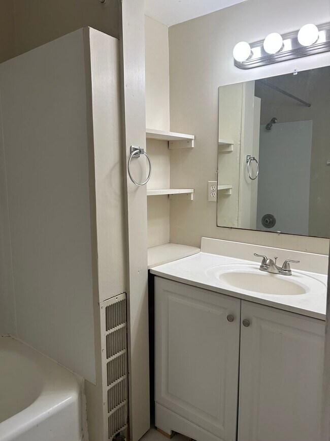 Building Photo - 624 E King St