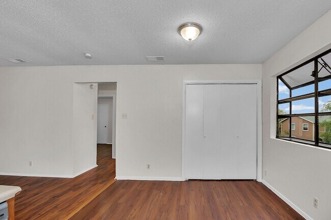 Building Photo - 500 Algerita Dr