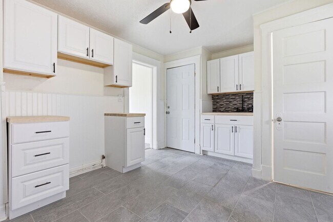 Building Photo - 689 Midland Ave