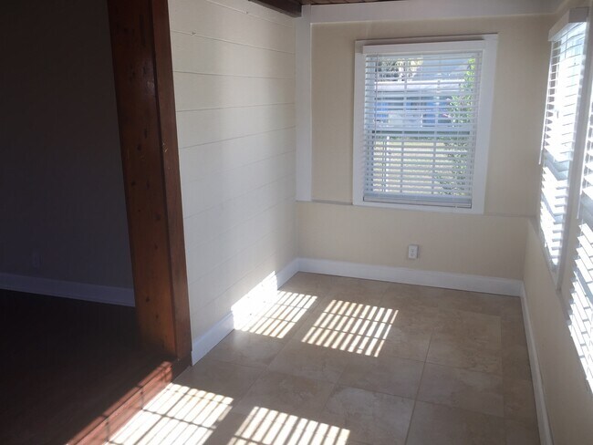 Building Photo - Bungalow - Close to Howard and UT