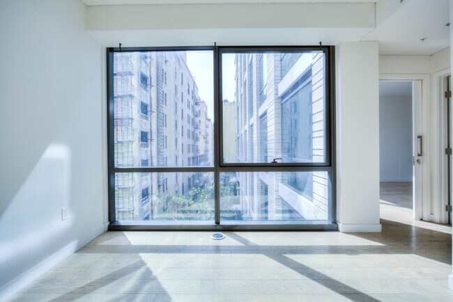 Building Photo - 400 S Broadway