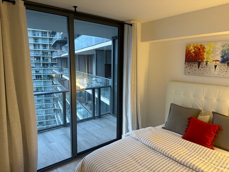 Building Photo - 121 NE 34th St