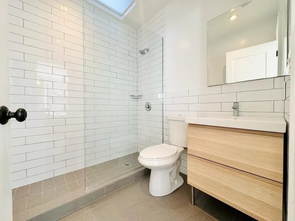 Building Photo - Furnished room/NOT APARTMENT