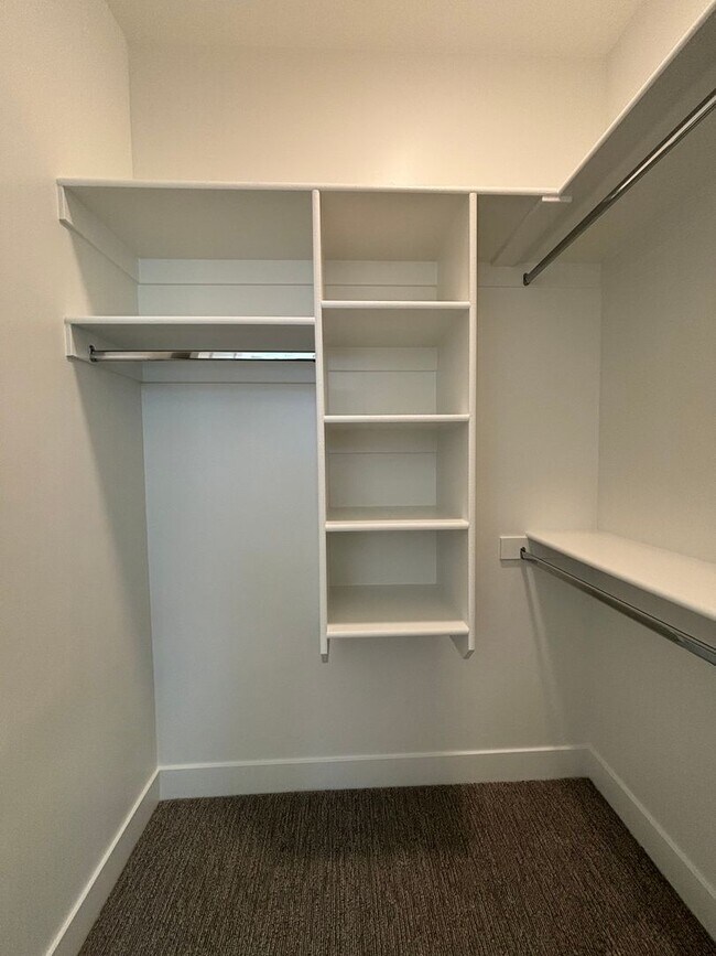 Building Photo - Woodland Estates Townhome! - END UNIT!!