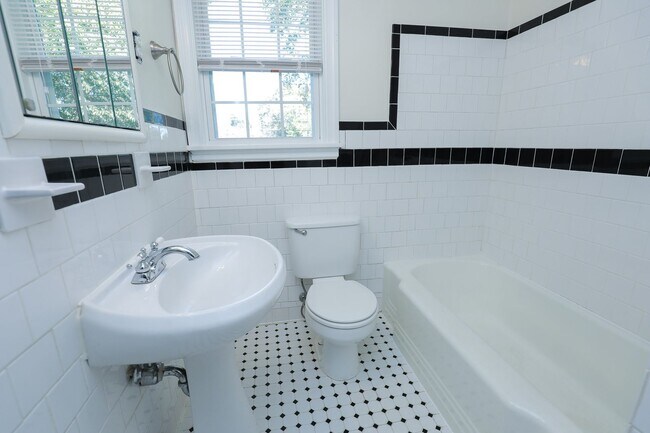 Building Photo - -- AVAILABLE NOW! 4 BED 2 BATH HOME IN POPULAR LAKESIDE --