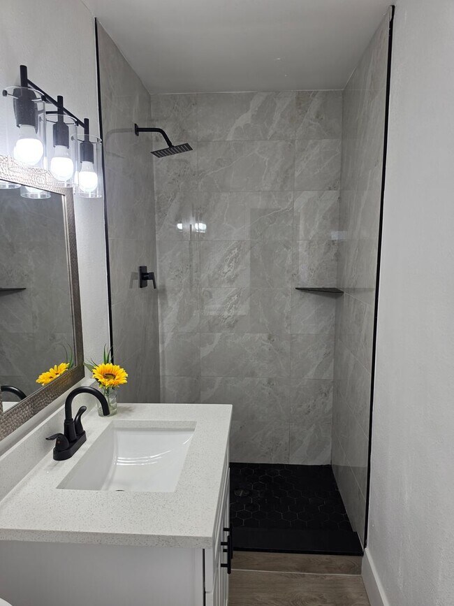 Building Photo - FOR RENT!!! SIMPLY STUNNING AND SPACIUS 3 BED 2 BATH SINGLE FAMILY HOME..