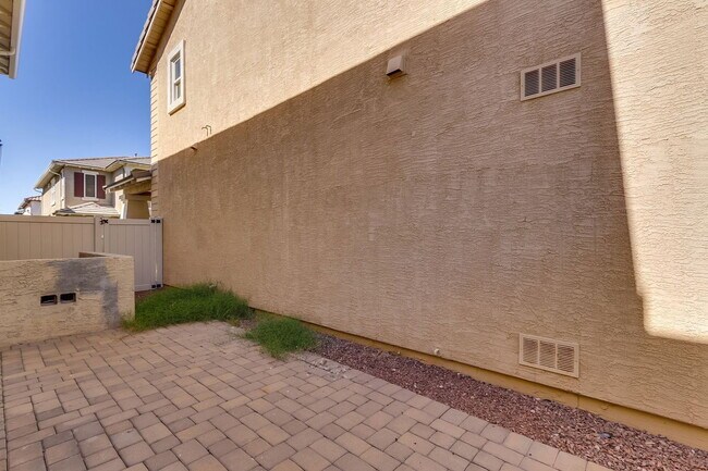 Building Photo - 860 S Adam Way